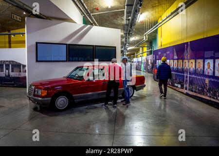 Johannesburg, Afrique du Sud. 17th mai 2023. Les gens visitent le Musée de l'apartheid à Johannesburg, en Afrique du Sud, au 17 mai 2023. Le Musée de l'apartheid a ouvert ses portes en 2001 et illustre la montée et la chute de l'apartheid en Afrique du Sud. Credit: Shiraaz Mohamed/Xinhua/Alay Live News Banque D'Images