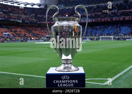 Le trophée de la Ligue des champions est exposé avant la demi-finale de la Ligue des champions de l'UEFA, deuxième match entre le FC Internazionale et l'AC Milan au Stadio Giuseppe Meazza sur 16 mai 2023 à Milan, Italie . Banque D'Images