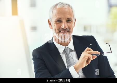 Homme âgé, portrait et sourire au bureau confiant, heureux et habilité sur fond blanc. Visage, confiance et vieux PDG de sexe masculin gai avec Banque D'Images