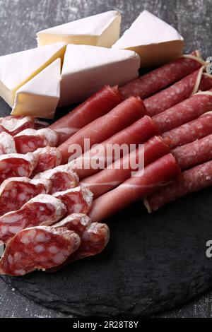 photo tranché et saucisse et fromage vue sur la table Banque D'Images
