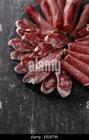 assiette de viande photo sur la table vue de dessus Banque D'Images