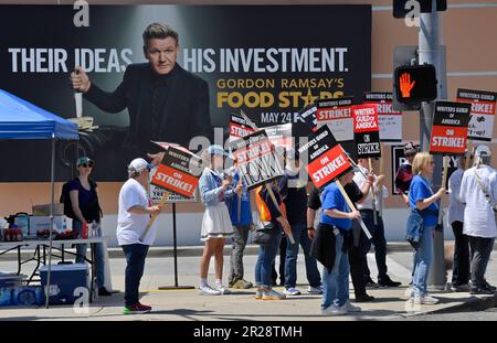 Los Angeles, États-Unis. 08th mai 2023. Les membres de la Writers Guild of America continuent à faire des piquetage devant les principaux studios de Los Angeles un jour après que le comité de négociation de l'AMG ait déclaré à ses membres que l'alliance du producteur « fusionne pour négocier un accord équitable pour répondre à la crise existentielle à laquelle sont confrontés les auteurs. » Le mercredi May17 2023. La direction de la WGA affirme qu'une longue grève coûterait plus aux studios qu'un règlement. Photo de Jim Ruymen/UPI crédit: UPI/Alay Live News Banque D'Images