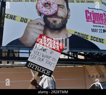 Los Angeles, États-Unis. 08th mai 2023. Les membres de la Writers Guild of America continuent à faire des piquetage devant les principaux studios de Los Angeles un jour après que le comité de négociation de l'AMG ait déclaré à ses membres que l'alliance du producteur « fusionne pour négocier un accord équitable pour répondre à la crise existentielle à laquelle sont confrontés les auteurs. » Le mercredi May17 2023. La direction de la WGA affirme qu'une longue grève coûterait plus aux studios qu'un règlement. Photo de Jim Ruymen/UPI crédit: UPI/Alay Live News Banque D'Images