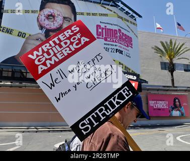 Los Angeles, États-Unis. 08th mai 2023. Les membres de la Writers Guild of America continuent à faire des piquetage devant les principaux studios de Los Angeles un jour après que le comité de négociation de l'AMG ait déclaré à ses membres que l'alliance du producteur « fusionne pour négocier un accord équitable pour répondre à la crise existentielle à laquelle sont confrontés les auteurs. » Le mercredi May17 2023. La direction de la WGA affirme qu'une longue grève coûterait plus aux studios qu'un règlement. Photo de Jim Ruymen/UPI crédit: UPI/Alay Live News Banque D'Images