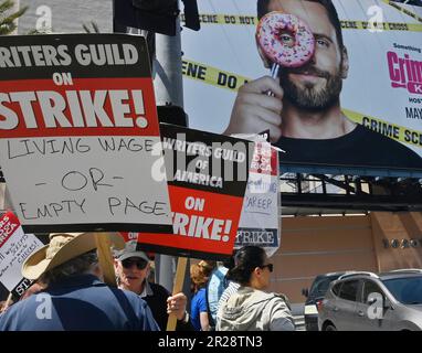 Los Angeles, États-Unis. 08th mai 2023. Les membres de la Writers Guild of America continuent à faire des piquetage devant les principaux studios de Los Angeles un jour après que le comité de négociation de l'AMG ait déclaré à ses membres que l'alliance du producteur « fusionne pour négocier un accord équitable pour répondre à la crise existentielle à laquelle sont confrontés les auteurs. » Le mercredi May17 2023. La direction de la WGA affirme qu'une longue grève coûterait plus aux studios qu'un règlement. Photo de Jim Ruymen/UPI crédit: UPI/Alay Live News Banque D'Images