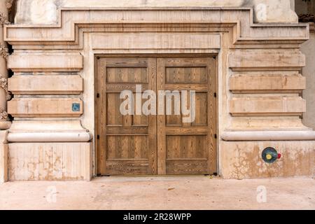 Façade de l'ancien bâtiment avec porte en bois Banque D'Images