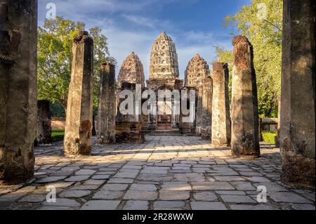 Wat si Sawai au Parc national historique de Sukhothai, Sukhothai, Thaïlande Banque D'Images