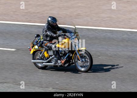 2001 jaune Harley-Davidson Low Rider, Low Rider FXDL ; sur l'autoroute M61, Royaume-Uni Banque D'Images