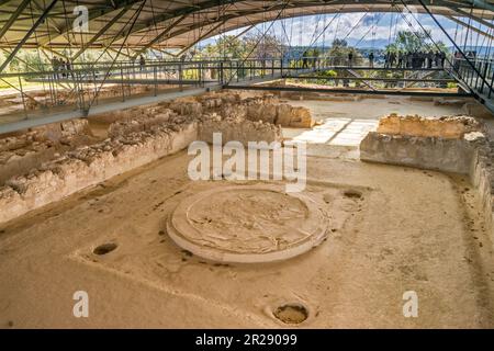 Salle du trône au Palais de Nestor, civilisation mycénienne, visiteurs sur des passerelles surélevées, près de la ville de Pylos, village de Chora, région du Péloponnèse, Grèce Banque D'Images