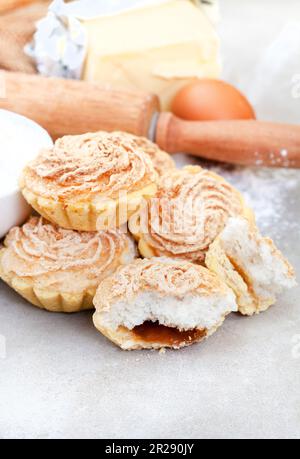 Biscuits traditionnels d'Hertzog d'Afrique du Sud, tartelettes de noix de coco et de confiture Banque D'Images