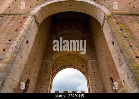 Sienne, Italie - 7 avril 2022 : Porta Romana est l'un des portails des murs médiévaux de Sienne. Il est situé sur la via Cassia à Sienne, en Toscane Banque D'Images