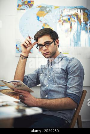 Agence de voyage, portrait et homme sérieux lire brochure info, livre de tourisme ou de recherche idées de tournée mondiale, plan d'itinéraire ou stratégie. Affaires, bureau Banque D'Images