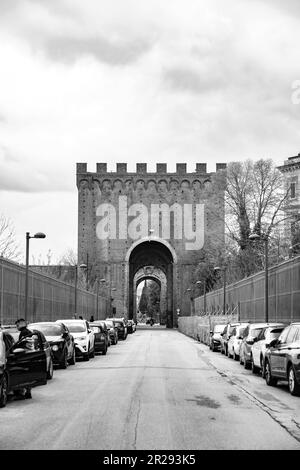 Sienne, Italie - 7 avril 2022 : Porta Romana est l'un des portails des murs médiévaux de Sienne. Il est situé sur la via Cassia à Sienne, en Toscane Banque D'Images