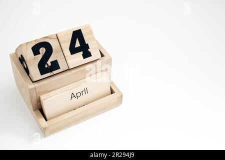 Calendrier perpétuel en bois montrant le 24th avril Banque D'Images