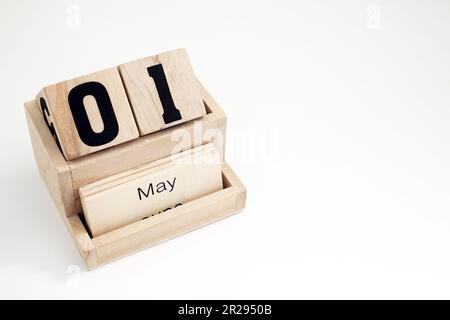 Calendrier perpétuel en bois montrant le 1st mai Banque D'Images