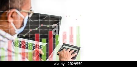 Doigt d'homme d'affaires en appuyant sur un bouton de calculatrice pour calculer les numéros de transaction financière, Un homme tenant un smartphone. Ordinateur portable et calculatrice sur le d Banque D'Images