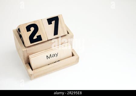Calendrier perpétuel en bois montrant le 27th mai Banque D'Images