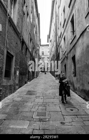 Sienne, Italie - APR 7, 2022: Architecture générique et vue sur la rue depuis la ville historique italienne de Sienne en Toscane. Banque D'Images