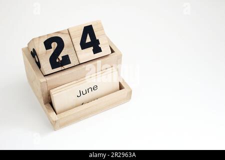 Calendrier perpétuel en bois montrant le 24th juin Banque D'Images