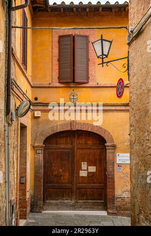 Sienne, Italie - APR 7, 2022: Architecture générique et vue sur la rue depuis la ville historique italienne de Sienne en Toscane. Banque D'Images