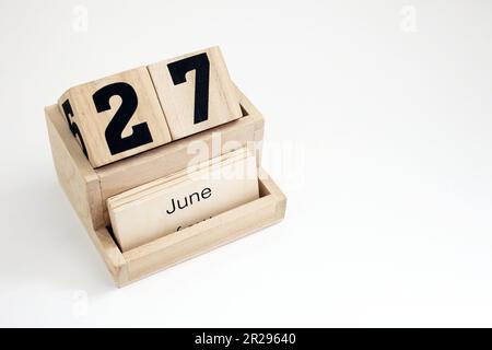 Calendrier perpétuel en bois montrant le 27th juin Banque D'Images