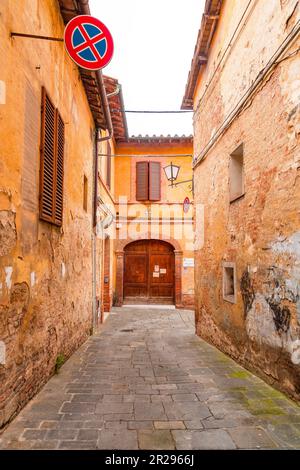 Sienne, Italie - APR 7, 2022: Architecture générique et vue sur la rue depuis la ville historique italienne de Sienne en Toscane. Banque D'Images