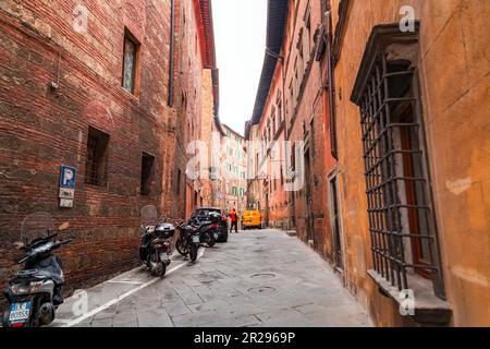 Sienne, Italie - APR 7, 2022: Architecture générique et vue sur la rue depuis la ville historique italienne de Sienne en Toscane. Banque D'Images