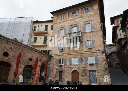 Sienne, Italie - APR 7, 2022: Architecture générique et vue sur la rue depuis la ville historique italienne de Sienne en Toscane. Banque D'Images