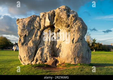 L'une des pierres du portail sud du cercle de pierre d'Avebury, connue sous le nom de Devil's chair, Avebury, Wiltshire Banque D'Images