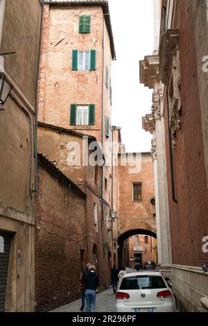 Sienne, Italie - APR 7, 2022: Architecture générique et vue sur la rue depuis la ville historique italienne de Sienne en Toscane. Banque D'Images