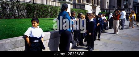Enfants et enseignants en voyage scolaire à Trafalgar Square, Londres, Angleterre Banque D'Images