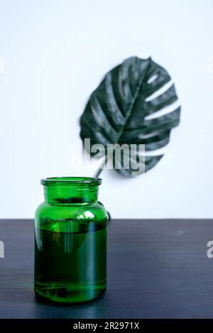 feuille de palmier très vivante et réaliste, un sentiment de calme et de détente dans un vase vert avec une surface lisse Banque D'Images