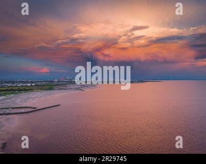 Vue aérienne d'une grande tempête approchant une ville au-dessus d'une baie à Altona, à Victoria, en Australie Banque D'Images