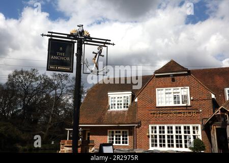 The Anchor Pub by Pyrford Lock sur les rives de la rivière Wey Navigations Surrey England Banque D'Images