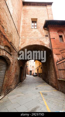 Sienne, Italie - APR 7, 2022: Architecture générique et vue sur la rue depuis la ville historique italienne de Sienne en Toscane. Banque D'Images