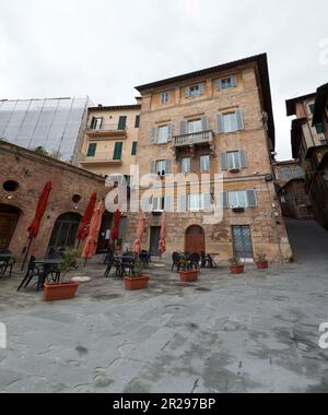 Sienne, Italie - APR 7, 2022: Architecture générique et vue sur la rue depuis la ville historique italienne de Sienne en Toscane. Banque D'Images