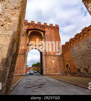 Sienne, Italie - 7 avril 2022 : Porta Romana est l'un des portails des murs médiévaux de Sienne. Il est situé sur la via Cassia à Sienne, en Toscane Banque D'Images