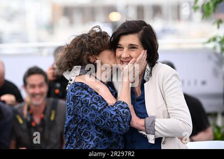 Elisabeth Perez (à gauche) et Directrice, Catherine Corsini, participant à la séance photo pour le Homecoming lors du Festival de Cannes 76th à Cannes, France. Date de la photo: Jeudi 18 mai 2023. Le crédit photo devrait se lire comme suit : Doug Peters/PA Wire Banque D'Images