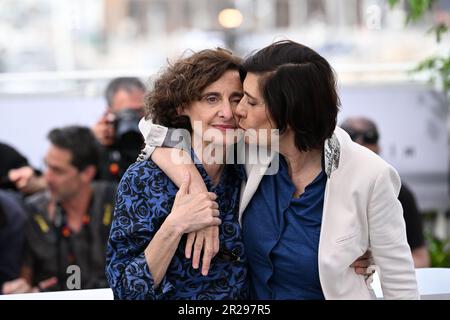 Elisabeth Perez (à gauche) et Directrice, Catherine Corsini, participant à la séance photo pour le Homecoming lors du Festival de Cannes 76th à Cannes, France. Date de la photo: Jeudi 18 mai 2023. Le crédit photo devrait se lire comme suit : Doug Peters/PA Wire Banque D'Images