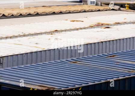Remorques à conteneurs garées en rangée dans le quai de chargement au port de Barcelone, Catalogne, Espagne Banque D'Images