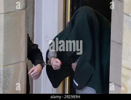 Photo non publiée antérieurement, datée du 09/02/23, d'Andrew Miller (couvert), dirigé par le tribunal du shérif de Selkirk à la suite d'une audience antérieure. Miller, 53 ans, a admis avoir enlevé une fille âgée d'une école primaire alors qu'elle était habillée comme une femme avant de l'agresser sexuellement à plusieurs reprises pendant plus de 24 heures. Date de publication : jeudi 18 mai 2023. Banque D'Images