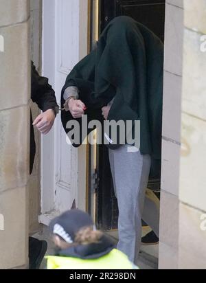 Photo non publiée antérieurement, datée du 09/02/23, d'Andrew Miller (couvert), dirigé par le tribunal du shérif de Selkirk à la suite d'une audience antérieure. Miller, 53 ans, a admis avoir enlevé une fille âgée d'une école primaire alors qu'elle était habillée comme une femme avant de l'agresser sexuellement à plusieurs reprises pendant plus de 24 heures. Date de publication : jeudi 18 mai 2023. Banque D'Images