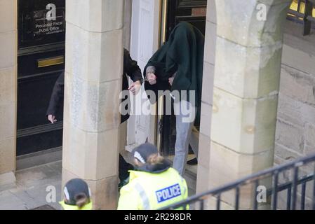 Photo non publiée antérieurement, datée du 09/02/23, d'Andrew Miller (couvert), dirigé par le tribunal du shérif de Selkirk à la suite d'une audience antérieure. Miller, 53 ans, a admis avoir enlevé une fille âgée d'une école primaire alors qu'elle était habillée comme une femme avant de l'agresser sexuellement à plusieurs reprises pendant plus de 24 heures. Date de publication : jeudi 18 mai 2023. Banque D'Images