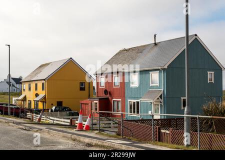 Parement coloré sur des maisons à Burravoe dans le sud de l'île de Yell, Shetland. Banque D'Images