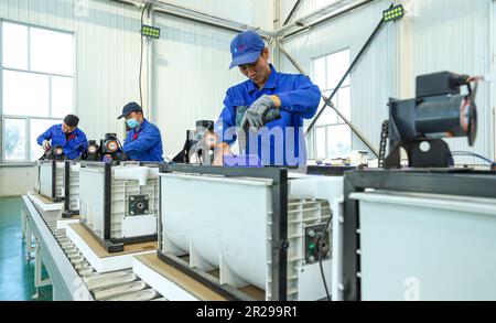 ZHANGYE, CHINE - 18 MAI 2023 - les travailleurs assemblent 4 000 toilettes écologiques intelligentes à moteur biologique commandées par les clients à la ligne de production de Zhang Banque D'Images