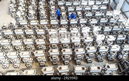 ZHANGYE, CHINE - 18 MAI 2023 - les travailleurs assemblent un système de toilettes écologiques intelligent à moteur biologique sur la ligne de production de Zhangye Lanbiao Bi Banque D'Images