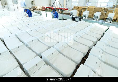 ZHANGYE, CHINE - 18 MAI 2023 - les travailleurs assemblent 4 000 toilettes écologiques intelligentes à moteur biologique commandées par les clients à la ligne de production de Zhang Banque D'Images