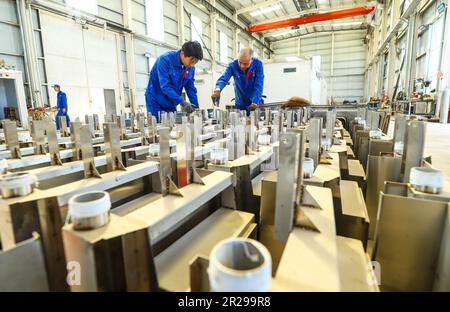 ZHANGYE, CHINE - 18 MAI 2023 - les travailleurs assemblent un banc de toilette écologique intelligent pour moteur biologique dans la gamme de produits de Zhangye Lanbiao Biotechnolog Banque D'Images