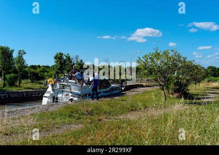 Le Canal-du-midi : en passant par l'écluse de Bagnas. Agde. Occitanie, France Banque D'Images