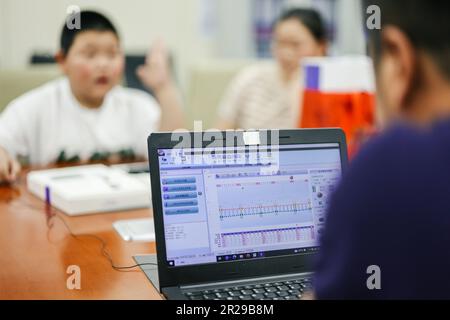 Changchun, province chinoise de Jilin. 15th mai 2023. Un enfant lève la main pour indiquer qu'il entend un son lorsqu'un implant cochléaire est allumé pour la première fois, à Changchun, dans la province de Jilin, au nord-est de la Chine, à 15 mai 2023. Au cours des dernières années, la province de Jilin a continué d'améliorer la politique de réadaptation et de traitement des enfants malentendants et a fourni des implants cochléaires gratuits à plus de 1 000 enfants. Credit: Xu Chang/Xinhua/Alay Live News Banque D'Images